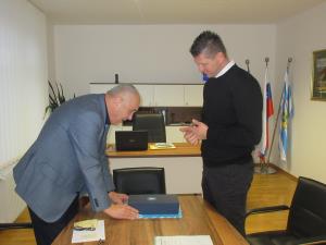 Stanislav Šket je nasledniku predal darilni set županovega vina ...